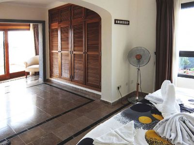Villa Lanzarote Schlafzimmer mit großem Schrank L-025 