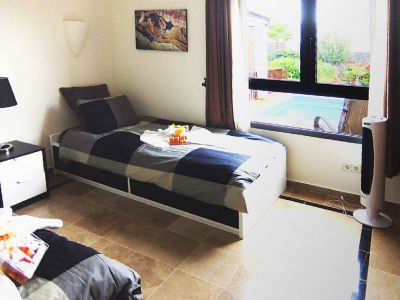 Villa Lanzarote Schlafzimmer mit Einzel stehenden Betten L-025 