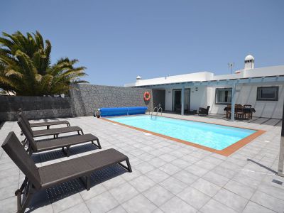 Villa  in Playa Blanca L-023  Poolterrasse mit Sonnenliegen