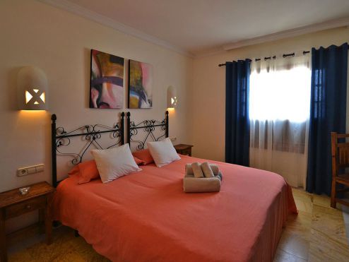 Lanzarote kleine Villa Schlafzimmer mit Doppelbett und Fenster L-021