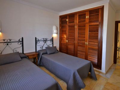 Lanzarote kleine Villa Schlafzimmer mit Einzelbetten ud Schrank L-021