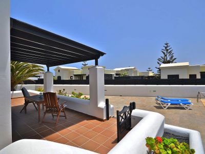 Lanzarote kleine Villa überdachte Terrasse seitlich Bild 1 L-021