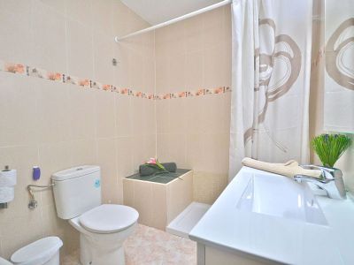 Ferienwohnung F-004 Bad mit Dusche und Waschbecken