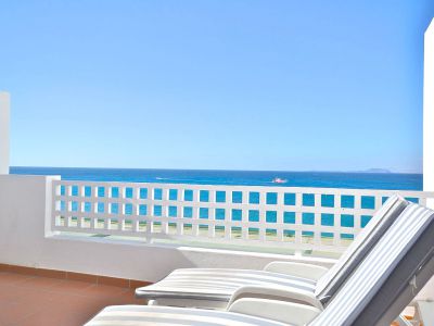 Ferienwohnung am Strand in Playa Blanca / F-004 B Terrasse mit Meerblick