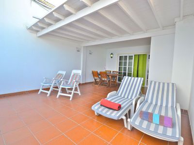 Ferienwohnung am Strand in Playa Blanca / F-004 Terrasse mit Sonnenliegen