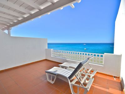 Ferienwohnung am Strand in Playa Blanca / F-004 Terrasse mit Sonnenliegen