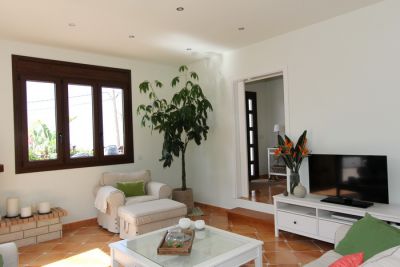 Teneriffa Ferienhaus Wohnraum mit Couch und SAT-TV TFS-043