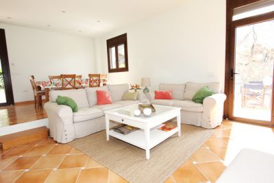 Teneriffa Ferienhaus große weiße Couch TFS-043