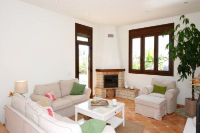 Teneriffa Ferienhaus Wohnraum mit Couch und Kamin TFS-043