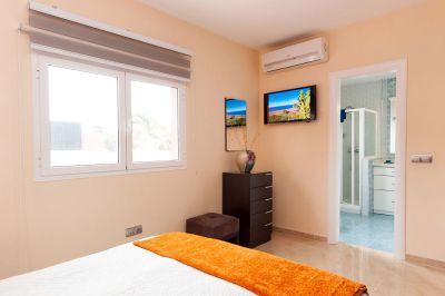 G-100 Moderne Villa Gran Canaria Schlafzimmer mit Doppelbett Bild 3