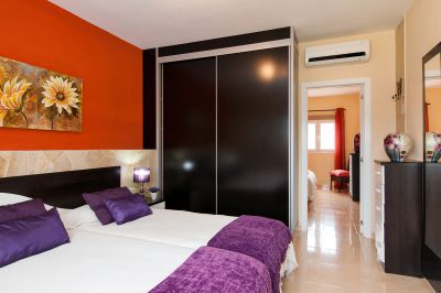 G-100 Moderne Villa Gran Canaria Schlafzimmer mit Einzelbetten in Lila links