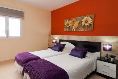 G-100 Moderne Villa Gran Canaria Schlafzimmer mit Einzelbetten in Lila rechts