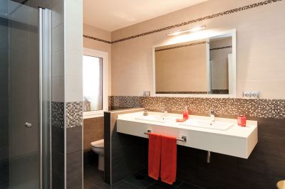 G-099 Moderne Villa Gran Canaria Bad mit modernem Waschtisch