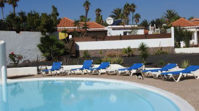 Pool mit Sonnenliegen Ferienhaus Caleta de Fuste F-212