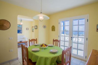 LANZAROTE Ferienhaus am Meer / Esstisch mit Blick in den Wohnraum