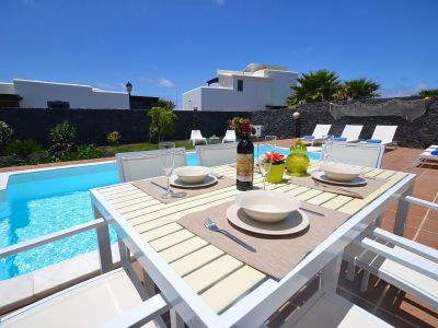 Villa Playa Blanca / Esstisch mit Blick auf den Pool L-020