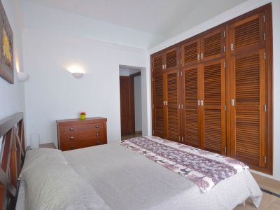 L-020 Playa Blanca Schlafzimmer mit Doppelbett und Schrank