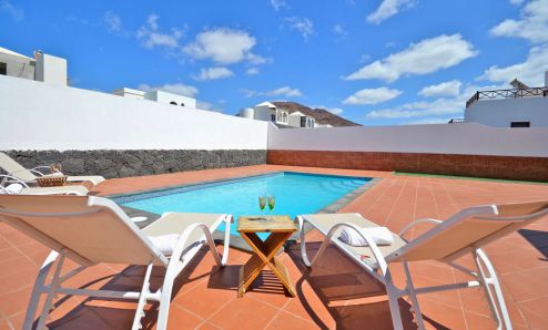 L-026 Villa Playa Blanca Pool mit Sonnenliegen