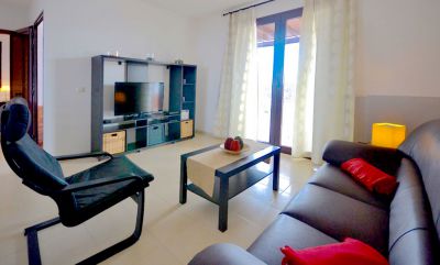 L-026 Villa Playa Blanca Wohnraum mit Couch und TV