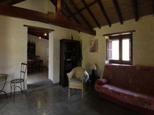 Finca Gran Canaria G007 - Wohnraum mit Couch und Korbsessel