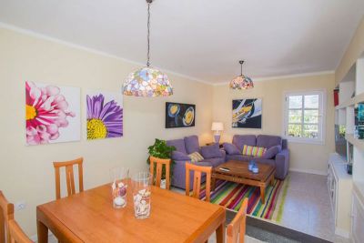 Ferienhaus Lanzarote L-192 / Wohnraum mit Couch und Esstisch