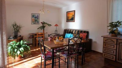 Ferienhaus La Palma Wohnraum mit Couch und Tisch P-200