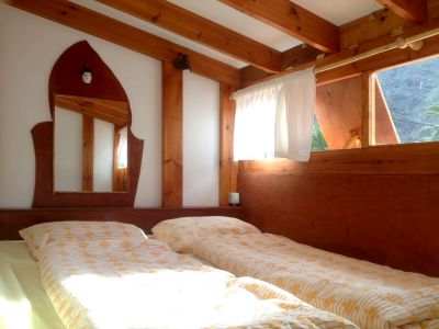 Ferienhaus El Guro - Schlafzimmer mit Fenster und Doppelbett