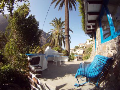 Ferienhaus Valle Gran Rey - Terrasse mit blauer Bank GO-047