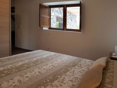 El Hierro Finca H-053 - Schlafzimmer mit Doppelbett und Fenster