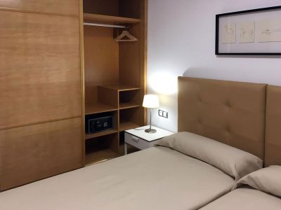 Ferienwohnung G-031 Puerto Mogan - Schlafzimmer mit Doppelbett und Schrank