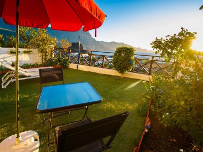 Ferienwohnung G-152 - Terrasse mit Tisch und Sonnenschirm