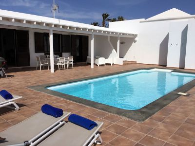 Villa bei Puerto Calero - Pool mit Terrasse Bild 1