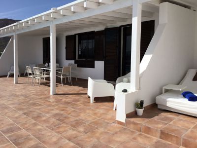 Villa bei Puerto Calero - Terrasse mit Gartentisch