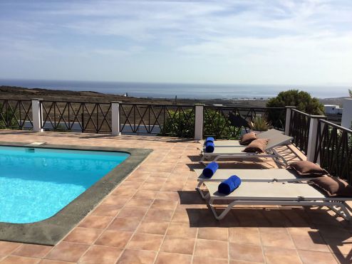 Villa bei Puerto Calero - Pool mit Sonnenliegen und Meerblick