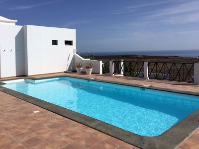 Villa bei Puerto Calero - Pool mit Terrasse Bild 2
