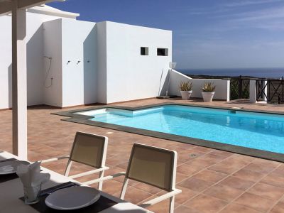 Villa bei Puerto Calero - Esstisch mit Blick auf den Pool