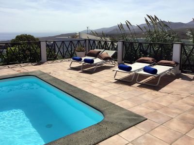 Villa bei Puerto Calero - Pool mit Sonnenliegen
