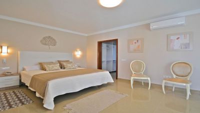 Villa L - 019 / Schlafzimmer mit Doppelbett und zwei Sesseln