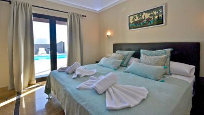 Villa L - 019 / Schlafzimmer mit Doppelbett und Terrassentür