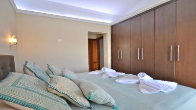 Villa L - 019 / Schlafzimmer mit Doppelbett und Einbauschrank