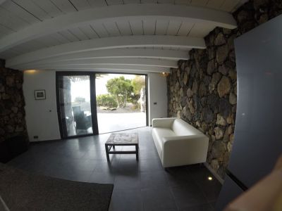 Ferienhaus L - 201 / Wohnraum mit weißer Ledercouch