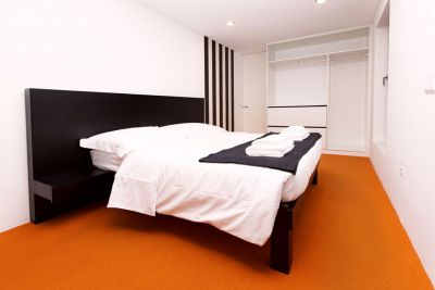 Villa MAD - 054 Schlafzimmer mit Doppelbett Bild 4