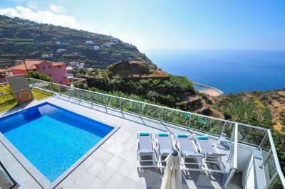 Madeira elegante Villa mit Pool und Terrasse Blick von oben