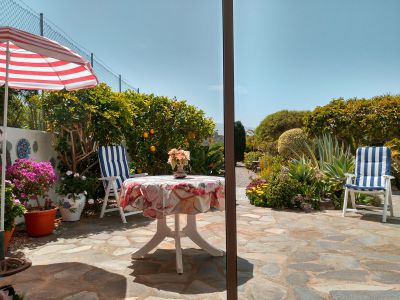 Terrasse mit Sonnenliegen kleines Ferienhaus Teneriffa TFN-160