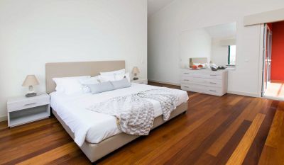 Schlafzimmer mit Doppelbett Bild 3