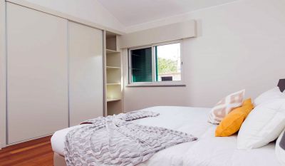 Schlafzimmer mit Doppelbett und Schrank