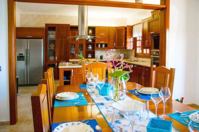 L-104 Villa Lanzarote Esstisch und Blick in die Küche