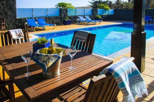 L-104 Villa Lanzarote Pool mit Sonnenliegen