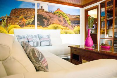 L-104 Villa Lanzarote Wohnzimmer mit Wandbild