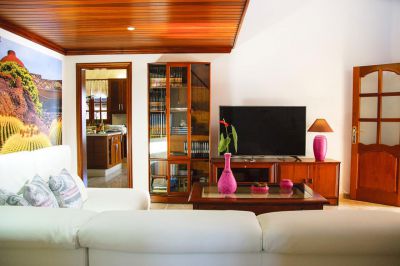 L-104 Villa Lanzarote Wohnzimmer mit Couch und Vitrine